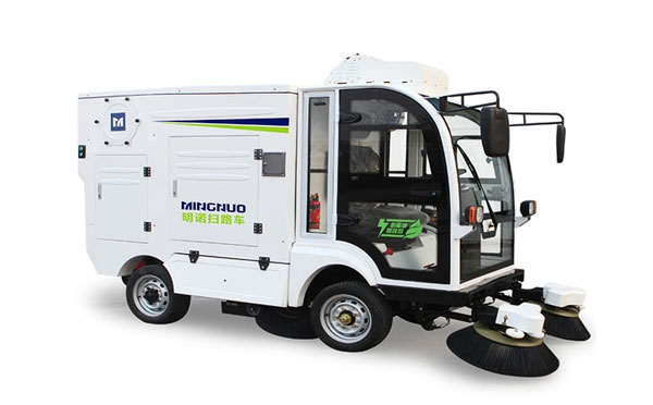 乌什四轮扫路车MN-S1800配备240L标准垃圾桶